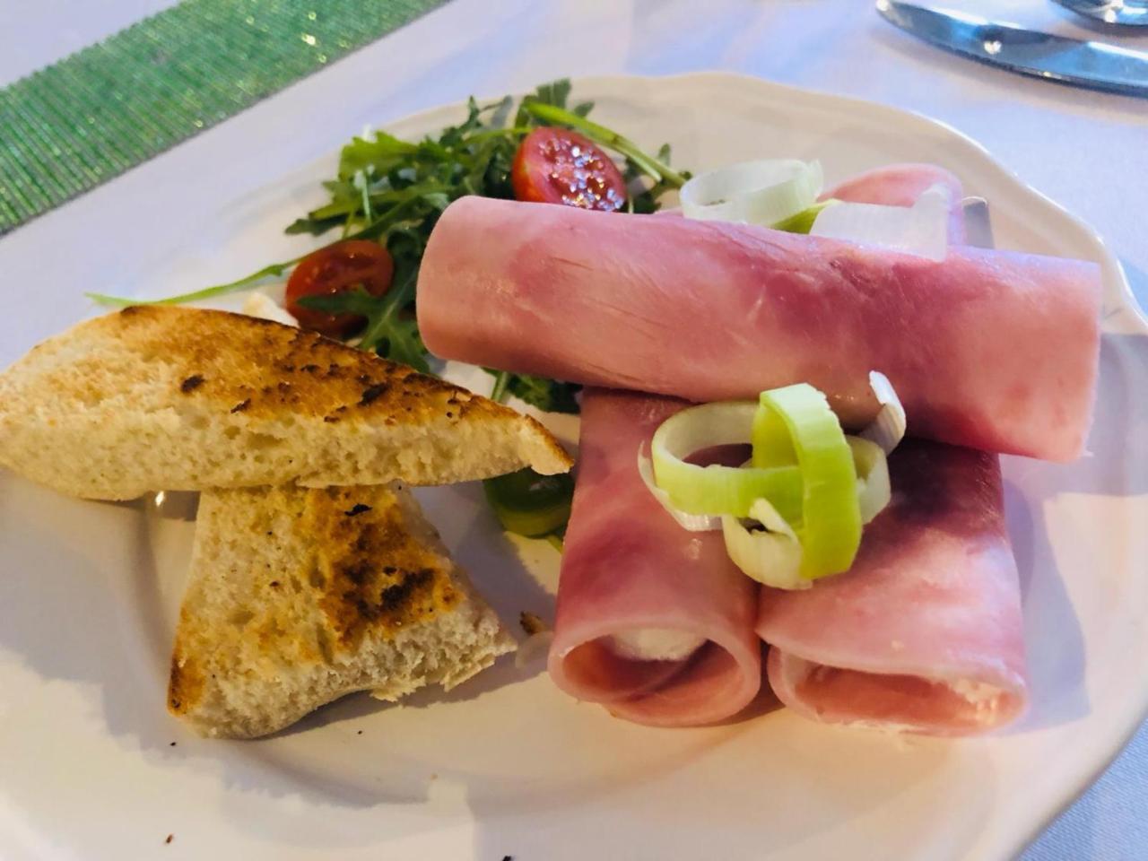 Penzion A Restauracia Hanisberg Krupina Exteriör bild